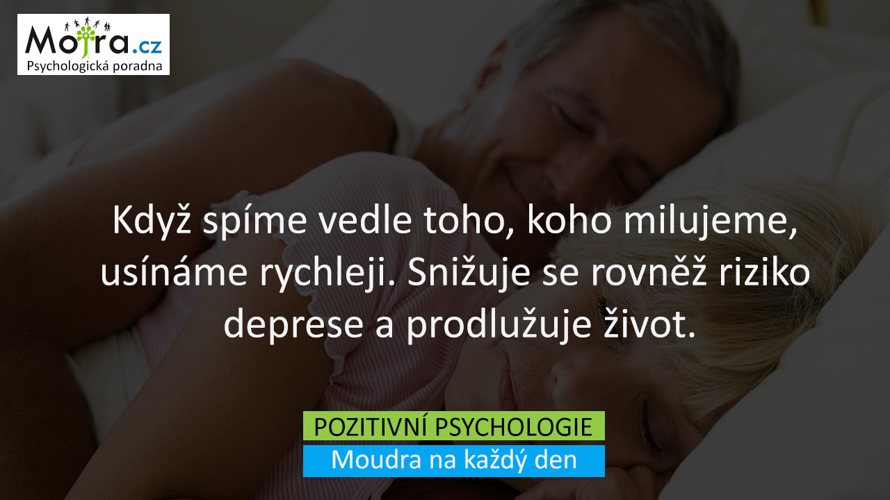 Když spíme vedle toho, koho milujeme, usínáme rychleji. Snižuje se rovněž riziko deprese a prodlužuje život.